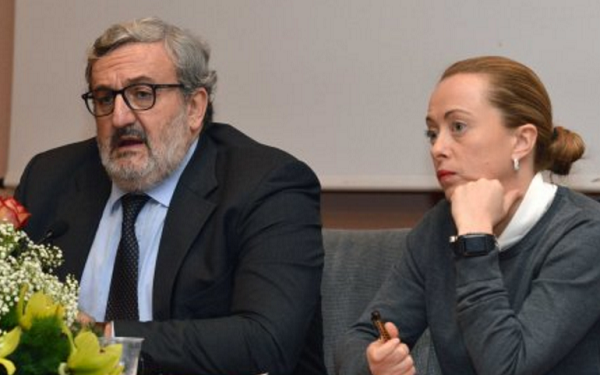 michele emiliano, giorgia meloni, contestazione, università di bari, a sinistra michele emiliano e seduto affianco a lei al tavolo dei relatori di un convegno giorgia meloni