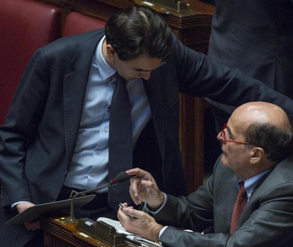 d'attorre, partito democratico, pd, renzi, bersani, il deputato alfredo d'attorre in piedi alla camera mentre parla con bersani che è seduto