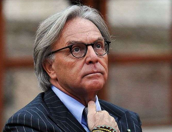 diego della valle, noi italiani, l'imprenditore con lo sguardo verso l'alto vestito con giacca blu, cravatta e camicia celeste