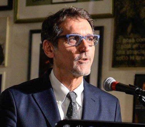 Virginio Merola, Pd, elezioni comunali, Bologna, il sindaco con giacca e cravatta in piedi durante un intervento al microfono