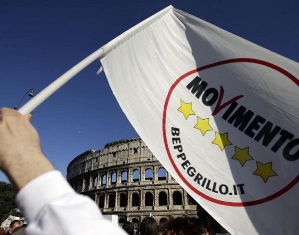 m5s, roma, grillo, bandiera col simbolo del movimento 5 stelle e sullo sfondo il colosseo