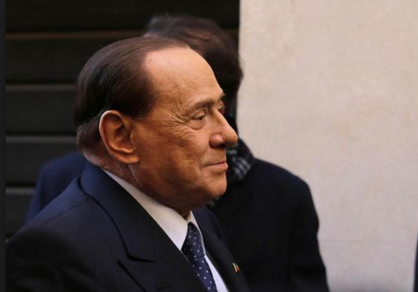 referendum costituzionale, Berlusconi, Lega, Forza Italia, il leader azzurro di profilo con giacca e cravatta