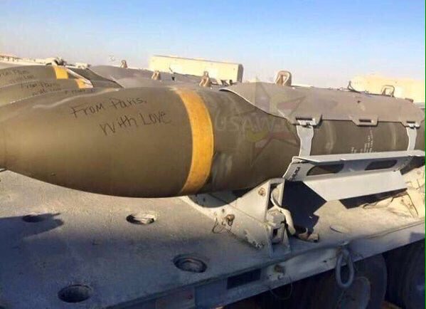 l'immagine dei missili con su scritto from paris with love