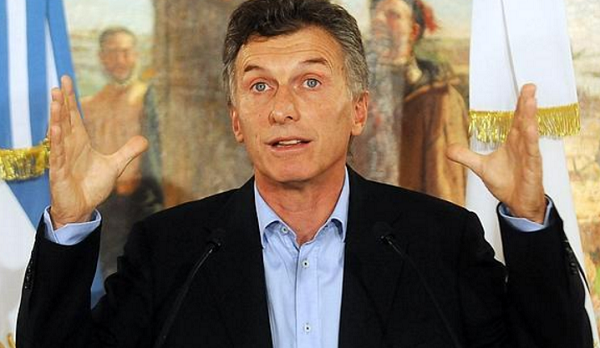 Argentina, Mauricio Macri, la foto del nuovo presidente dell'Argentina con dietro una bandiera del Paese