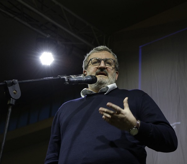 Reddito di Dignità, Regione Puglia, Michele Emiliano, Il presidente della Puglia durante un incontro della sagra del programma vestito con pantalone e maglione scuro