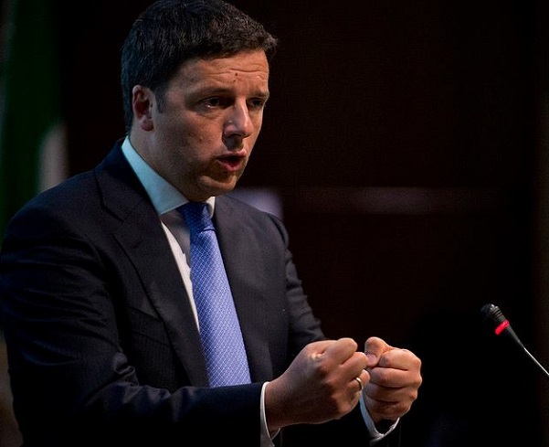 ponte sullo stretto renzi, renzi ponte sullo stretto, lavori ponte sullo stretto, ponte sullo stretto, renzi con le mani vicine su sfondo scuro e cravatta viola