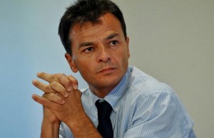 stefano fassina, sinistra italiana, pd, il deputato di sinistra in camicia celeste e cravatta scura con le mani nelle mani