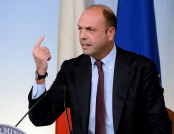 terrorismo, alfano, ministro interno, angelino alfano al tavolo del governo dove i ministri incontrano la stampa