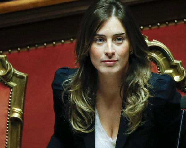 Banca Etruria, Boschi, salva banche, il ministro per le riforme seduta al banco del governo nell'Aula di Montecitorio