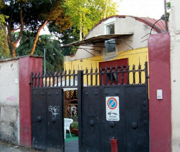 Baobab, migranti, Roma, l'immagine dell'ingresso del centro migranti liberato dalle autorità nella Capitale