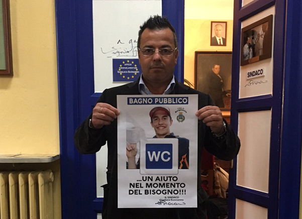 Buonanno, Lega, bidet, il sindaco di Borgosesia ed eurodeputato della Lega con una locandina con foto di marquez da affiggere nei bagni pubblici del comune di cui è sindaco