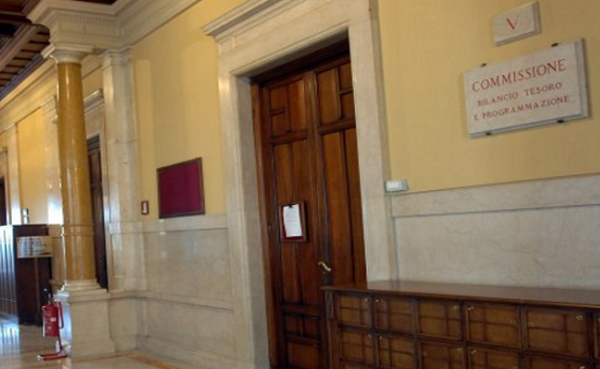 Legge di stabilità, emendamenti, Commissione Bilancio, porta di ingresso della commissione Bilancio della Camera