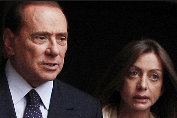 Licenziamenti, Forza Italia, Mariarosaria Rossi, Berlusconi, a sinistra Silvio Berlusconi in giacca e cravatta scura con camicia azzurra e affianco Mariarosaria Rossi