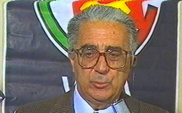 Armando Cossutta, Partito Comunista, l'esponente comunista ai microfoni del tg1 ed alle sue spalle il simbolo di falce e martello