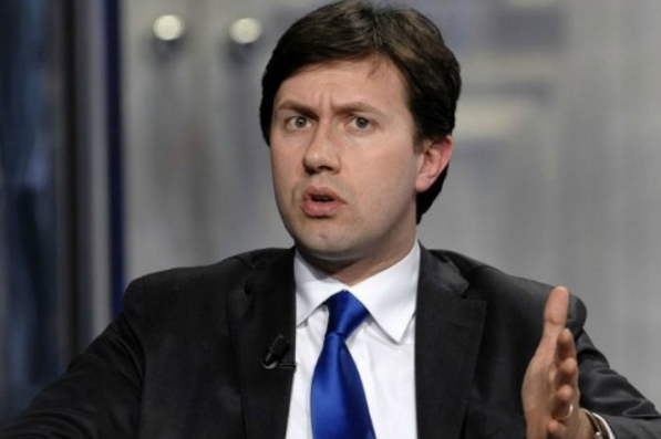 sondaggi elettorali, Partito della Nazione, Renzi, Nardella, il sindaco di Firenze negli studi tv di Porta a Porta con giacca scura camicia bianca e cravatta blu