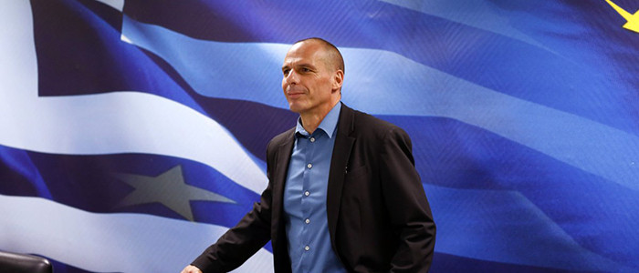 Yanis Varoufakis con bandiera greca alle spalle