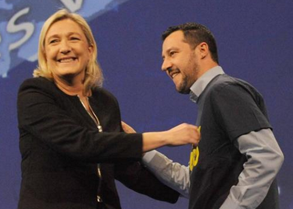 Salvini, Le Pen, Front National, il leader della Lega Salvini sul palco con Marine Le Pen del Front National