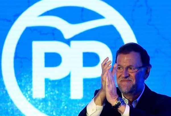 Elezioni Spagna, Mariano Rajoy, Partito Popolare, il leader del PP mentre batte le mani e dietro il simbolo del Partito Popolare
