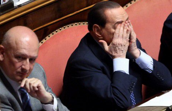 Sandro Bondi, Silvio Berlusconi, Forza Italia, Sandro Bondi seduto affianco a Silvio Berlusconi che ha le mani poggiate sul viso