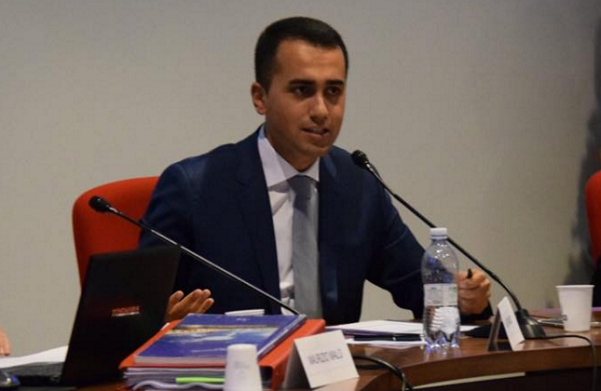 sondaggi m5s, di maio, movimento 5 stelle, il vicepresidente della camera al microfono durante una conferenza in una università