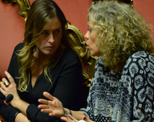 Unioni civili, unioni gay, ddl Cirinnà, in foto Monica Cirinnà mentre dialoga col ministro Maria Elena Boschi in Parlamento