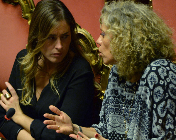 Unioni civili, unioni gay, ddl Cirinnà, in foto Monica Cirinnà mentre dialoga col ministro Maria Elena Boschi in Parlamento