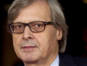 Vittorio Sgarbi, malore, critico d'arte, primo piano del critico d'arte con occhiali da vista e sfondo scuro