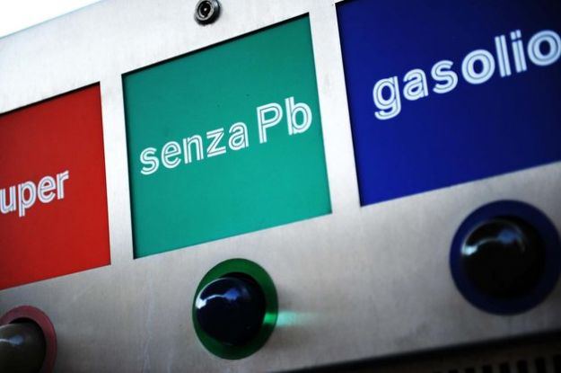 Prezzo benzina: quotazione Italia e Francia, dove costa di meno