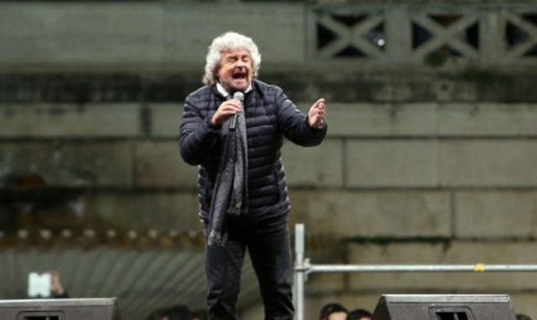 M5S, Beppe Grillo, il cofondatore del MoVimento con microfono in mano durante un suo intervento in piazza voto ai sedicenni