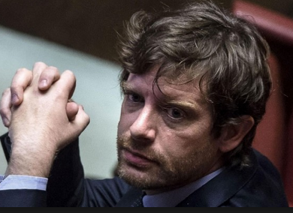 elezioni comunali, Comunali Milano, Pippo Civati, Sinistra Italiana, il deputato Civati con le mani conserte seduto tra i banchi del Parlamento, primarie milano