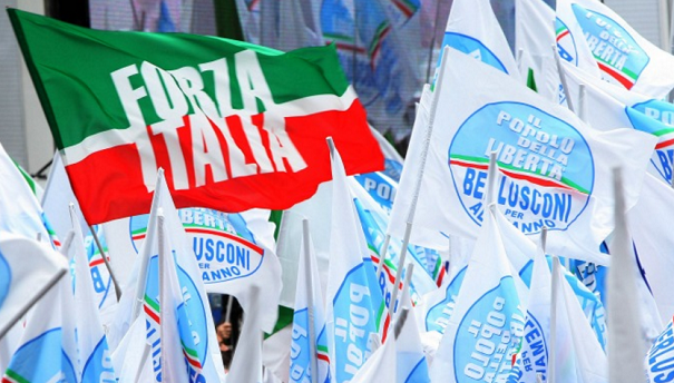 Silvio Berlusconi, Mara Carfagna, Lista unica del centrodestra, immagine di una manifestazione in piazza con le foto del Pdl e una di Forza Italia