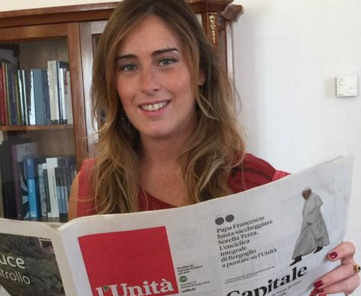 Matteo Renzi, Partito Democratico, Maria Elena Boschi mentre sfoglia una copia del quotidiano L'Unità