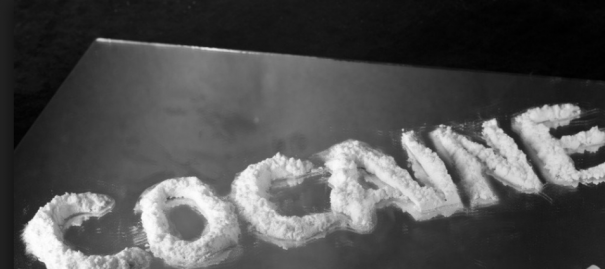 Immagine con la scritta cocaine fatta con la polvere bianca