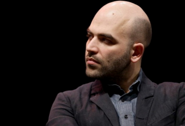 Comunali Napoli, foto di profilo di Roberto Saviano con sfondo nero