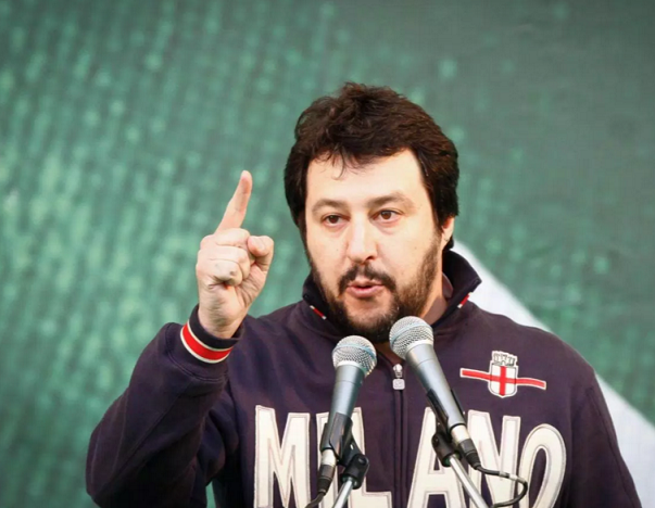 Umberto Bossi comunali Milano, Matteo Salvini, foto del leader della Lega con la felpa con la scritta Milano