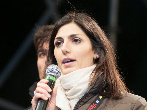 Movimento 5 Stelle, Virginia Raggi la candidata sindaco di Roma col microfono durante un incontro dei 5 Stelle