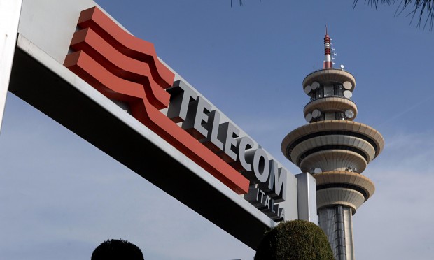 crisi economica, logo di Telecome torre telecomunicazioni