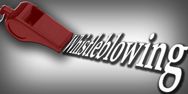 Immagine di un fischietto e la scritta whistleblowing