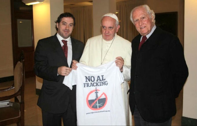 papa francesco con la maglietta no al fracking shale gas scisto nell'incontro con il senatore argentino Fernando Pino Solanas