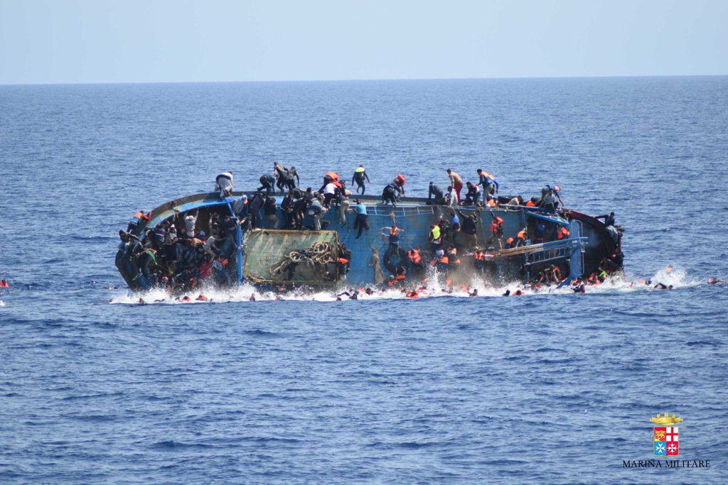 Il barcone di 500 migranti che si è rovesciato oggi nel Canale di Sicilia