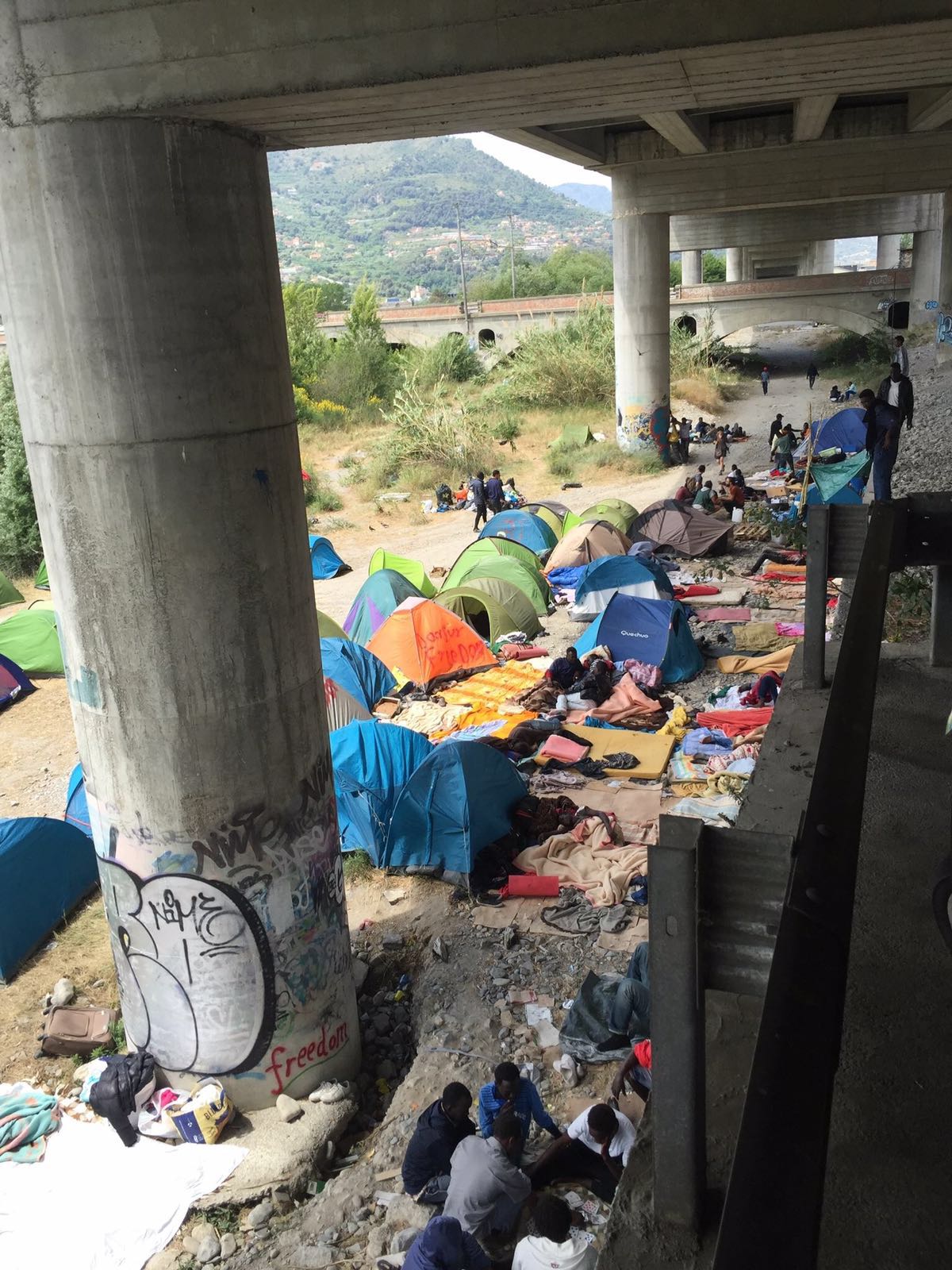 Tendopoli fiume Roja immigrati a Ventimiglia