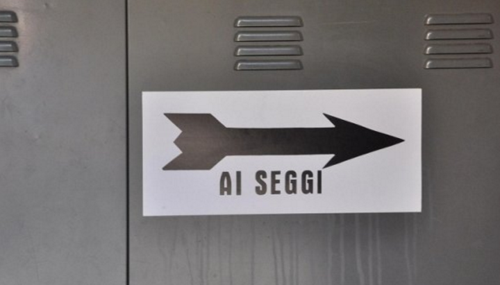elezioni amministrative, ballottaggi, ballottagio roma, immagine di una indicazione con la scritta seggi e sotto la freccia