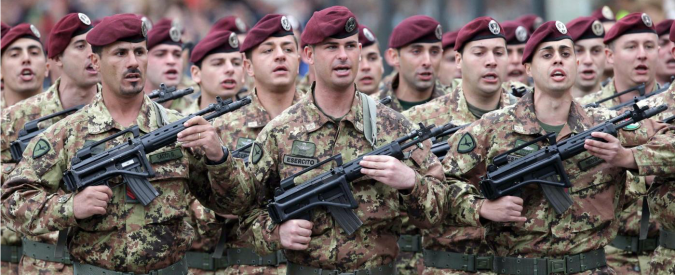 concorsi nell'esercito, militari con fucile imbracciato