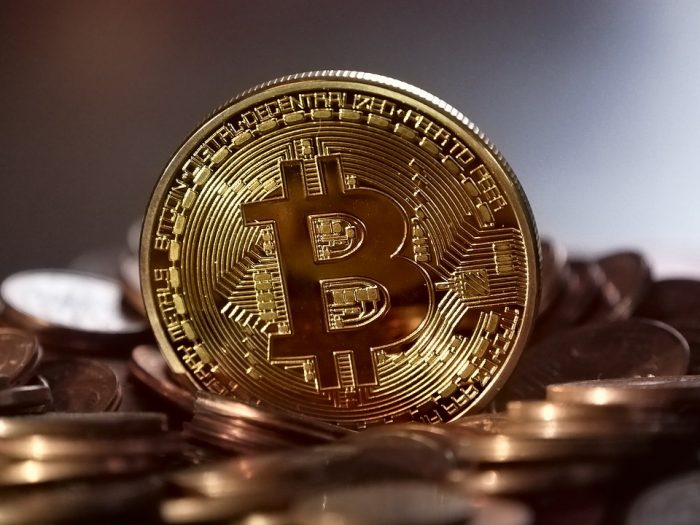 Bitcoin investimento ad alto rischio e analogia con materie prime