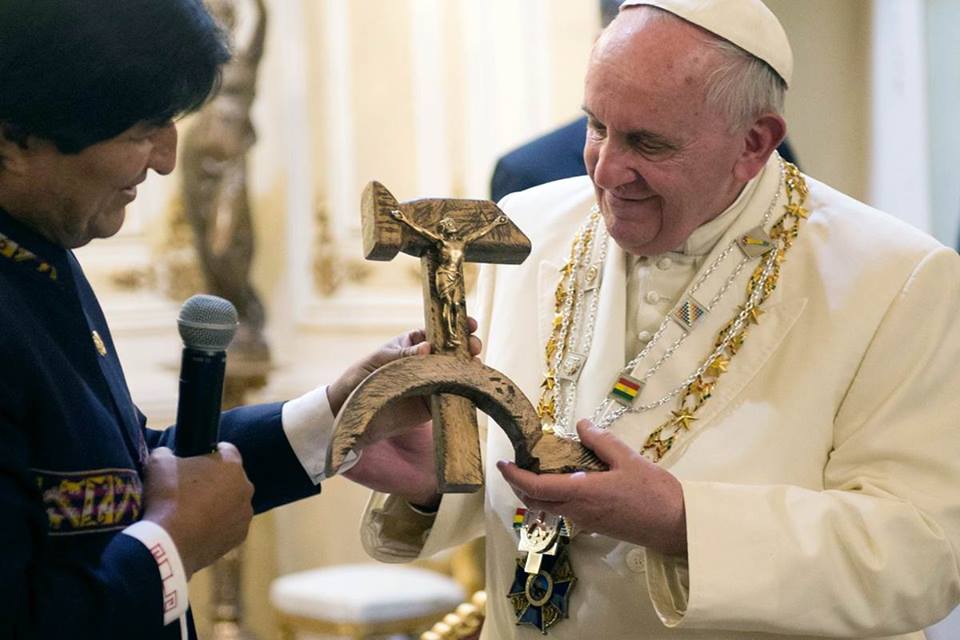 populismo: papa Francesco riceve da Morales un crocifisso su falce e martello comunista