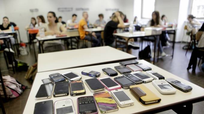 Scuola ultime notizie: smartphone e tablet tornano in classe