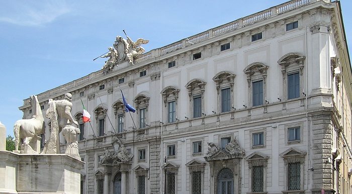 Rinnovo contratto statali: aumento stipendio legittimo per la Corte Costituzionale