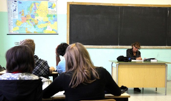 Rinnovo contratto scuola: 15 mila euro in meno per i docenti