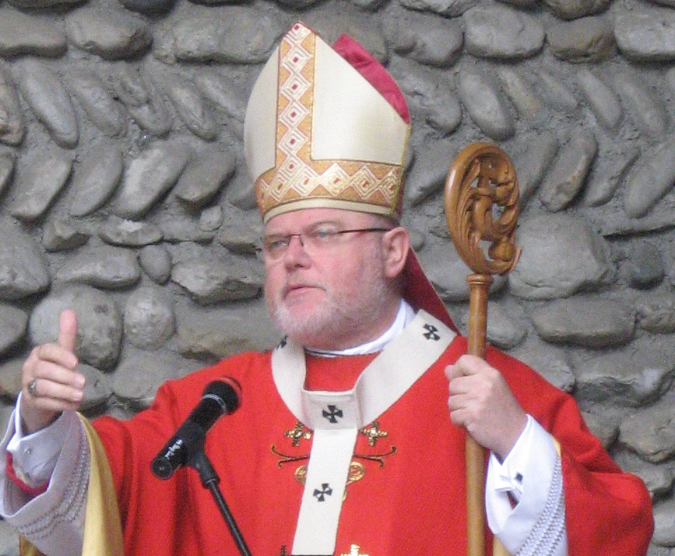 Cardinale Reinhard Marx con le insegne episcopali