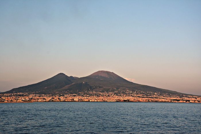 Terremoto Vesuvio alle pendici. rischio eruzione vesuvio